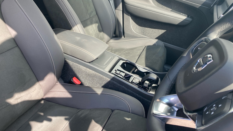 Volvo Xc40 2.0 B4P Plus Dark 5dr AWD Auto Petrol Estate